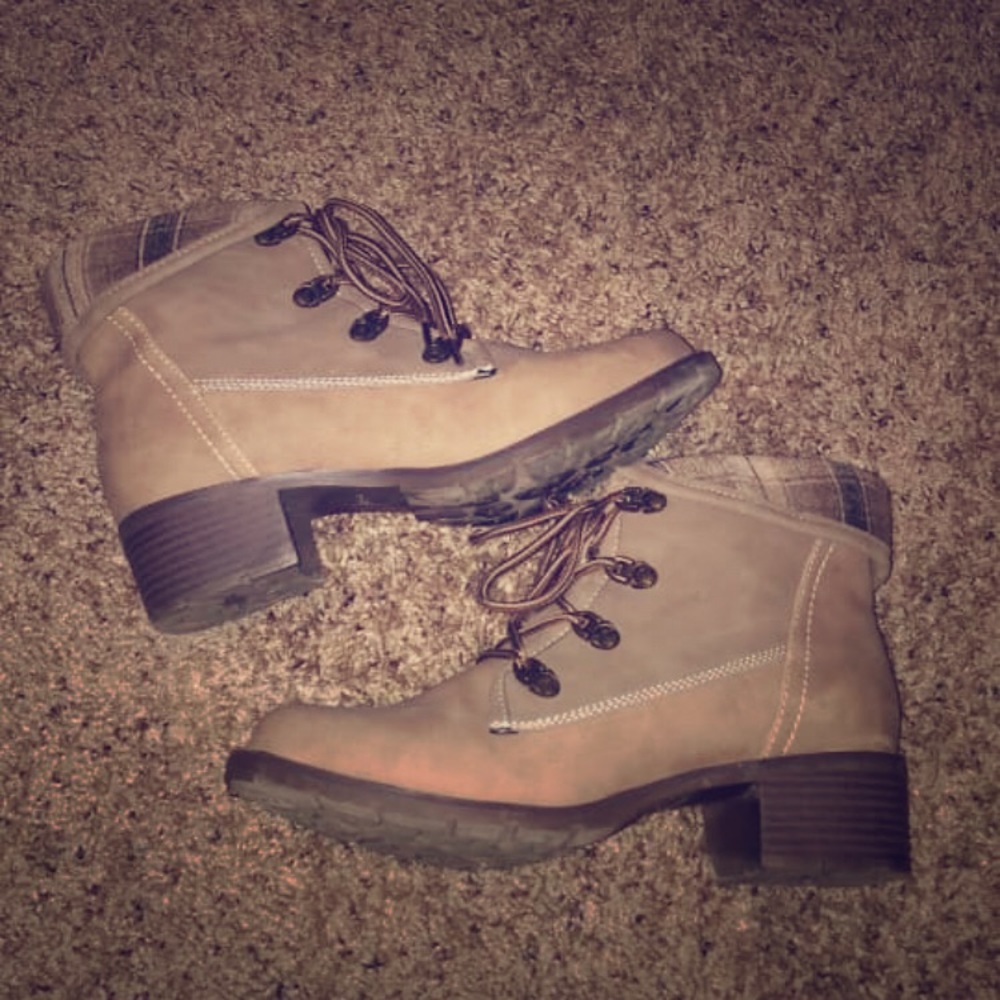 Combat boots